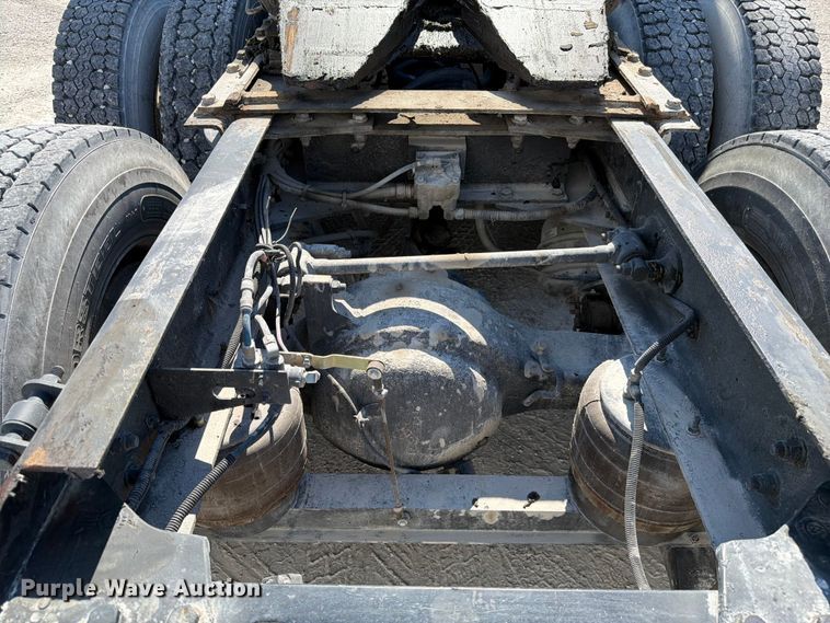 image for item FC3156 2004 Kenworth T600 semi truck