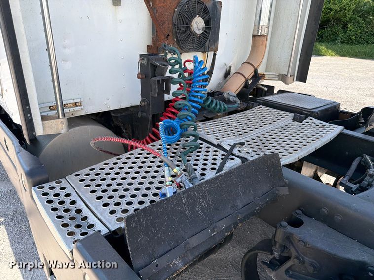 image for item FC3156 2004 Kenworth T600 semi truck