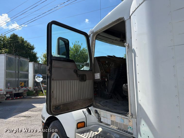 image for item FC3156 2004 Kenworth T600 semi truck