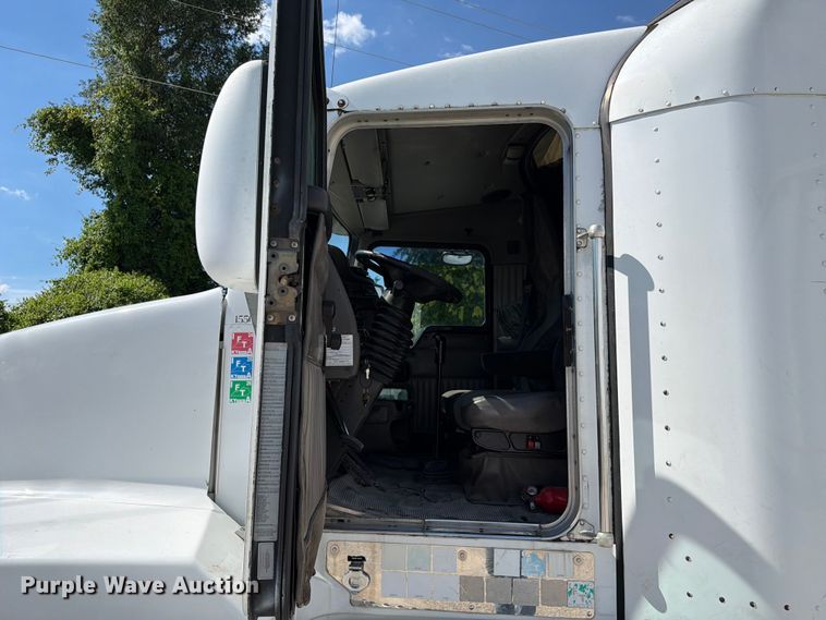 image for item FC3156 2004 Kenworth T600 semi truck