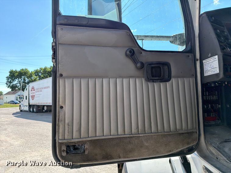 image for item FC3156 2004 Kenworth T600 semi truck