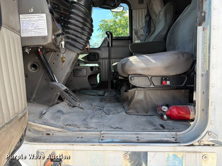 image for item FC3156 2004 Kenworth T600 semi truck
