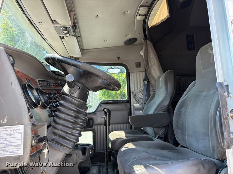 image for item FC3156 2004 Kenworth T600 semi truck