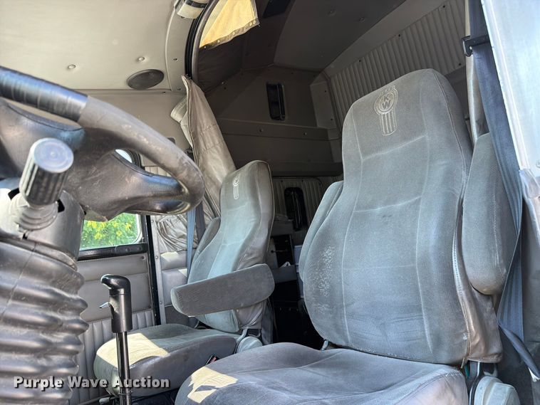 image for item FC3156 2004 Kenworth T600 semi truck