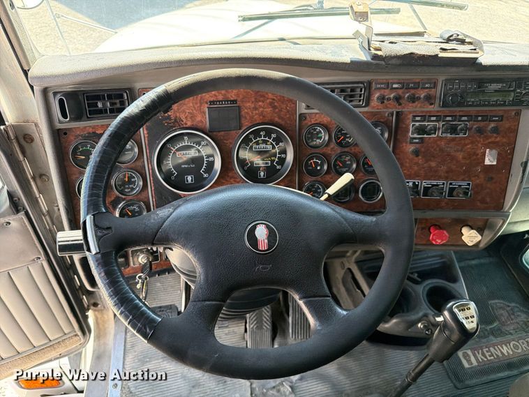 image for item FC3156 2004 Kenworth T600 semi truck