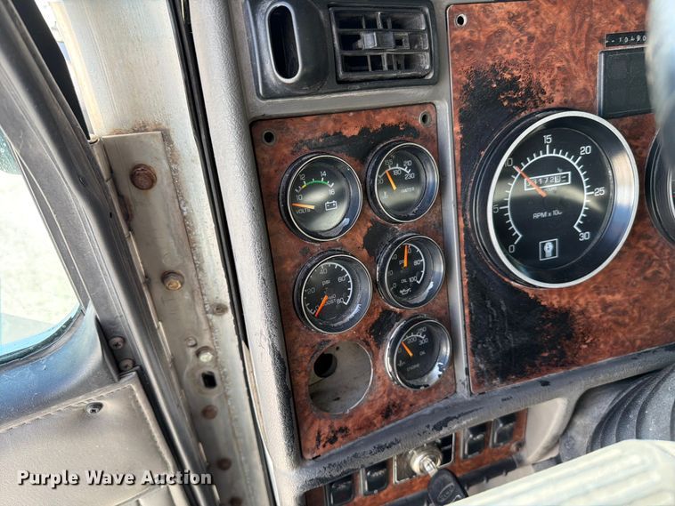 image for item FC3156 2004 Kenworth T600 semi truck