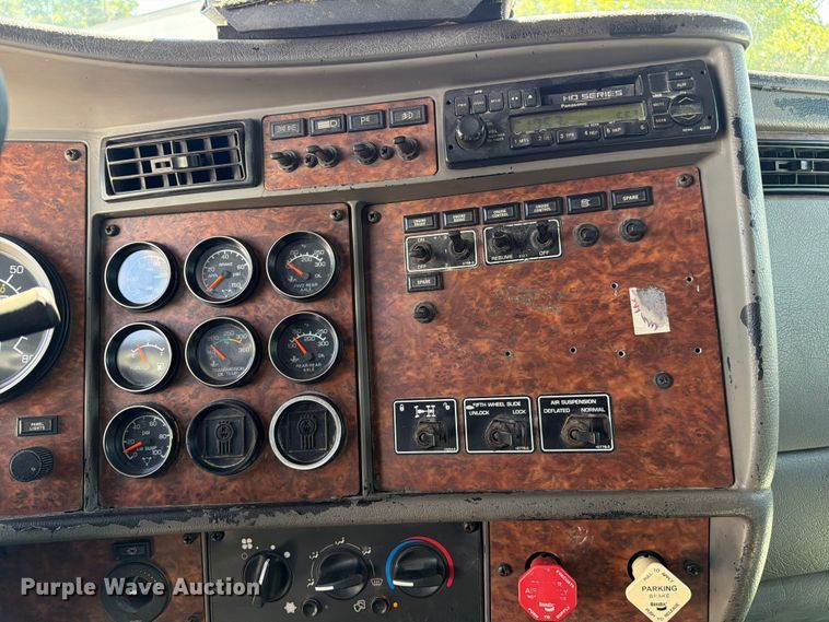 image for item FC3156 2004 Kenworth T600 semi truck