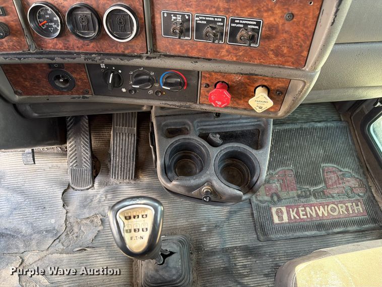 image for item FC3156 2004 Kenworth T600 semi truck