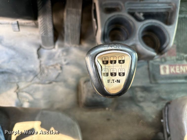 image for item FC3156 2004 Kenworth T600 semi truck