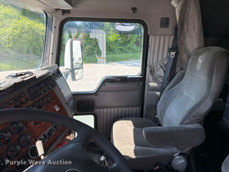 image for item FC3156 2004 Kenworth T600 semi truck