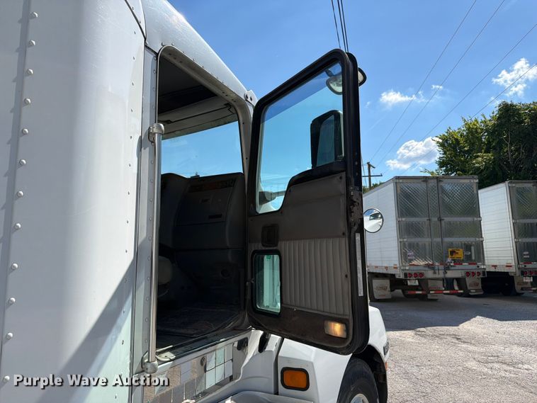 image for item FC3156 2004 Kenworth T600 semi truck