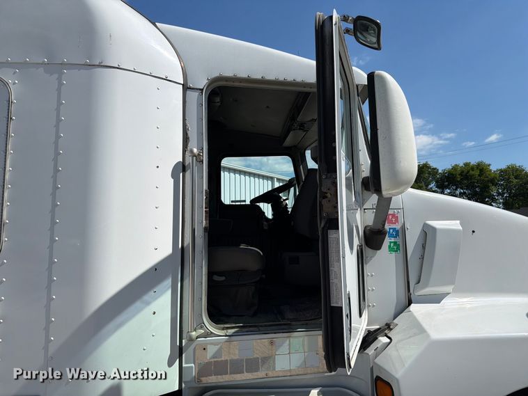 image for item FC3156 2004 Kenworth T600 semi truck