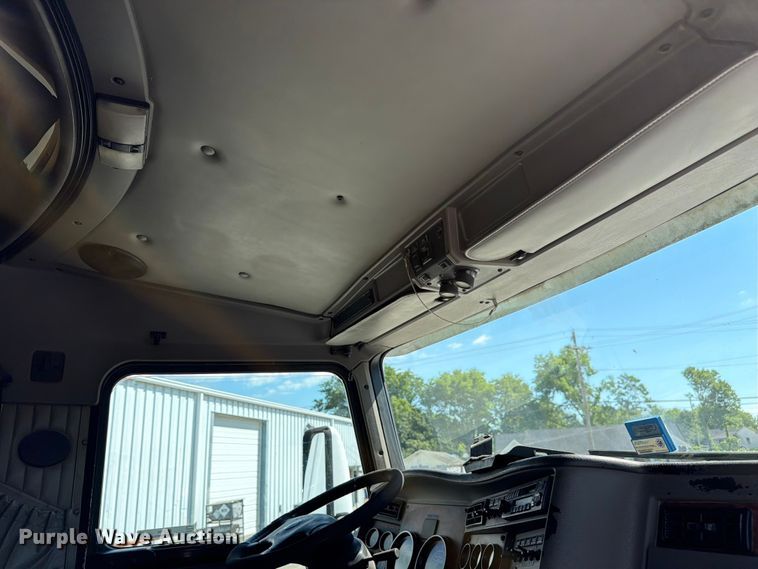 image for item FC3156 2004 Kenworth T600 semi truck