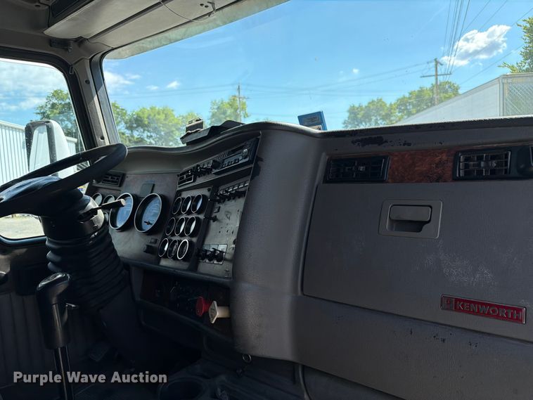 image for item FC3156 2004 Kenworth T600 semi truck