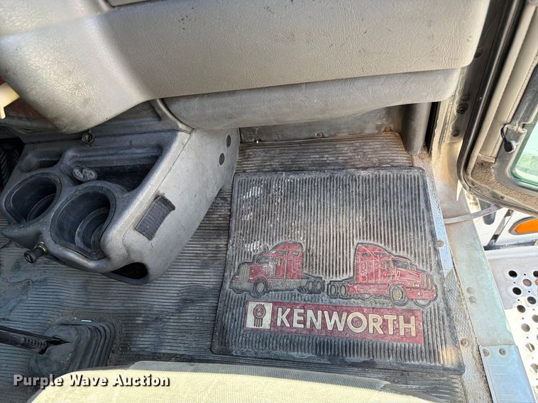 image for item FC3156 2004 Kenworth T600 semi truck