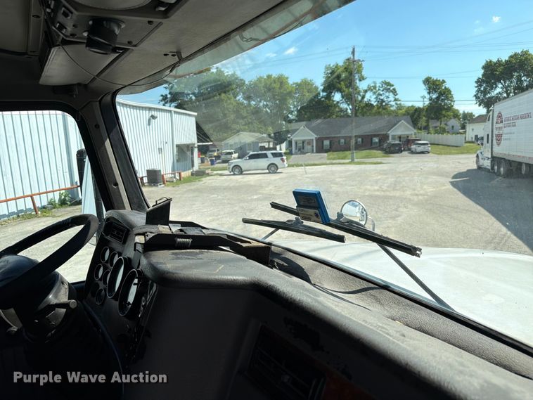 image for item FC3156 2004 Kenworth T600 semi truck