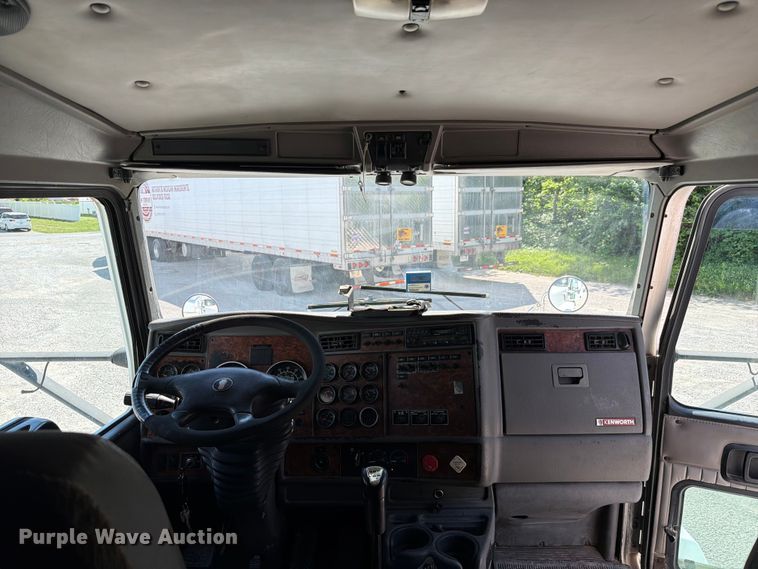 image for item FC3156 2004 Kenworth T600 semi truck