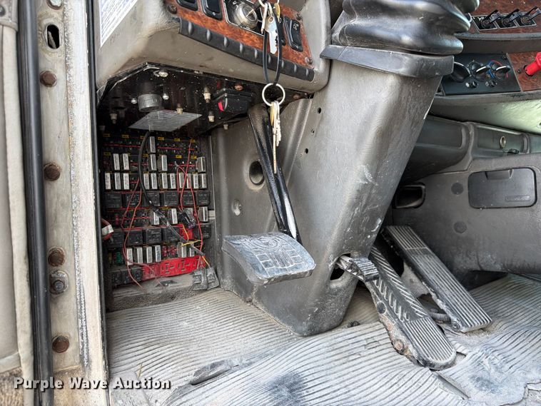 image for item FC3156 2004 Kenworth T600 semi truck