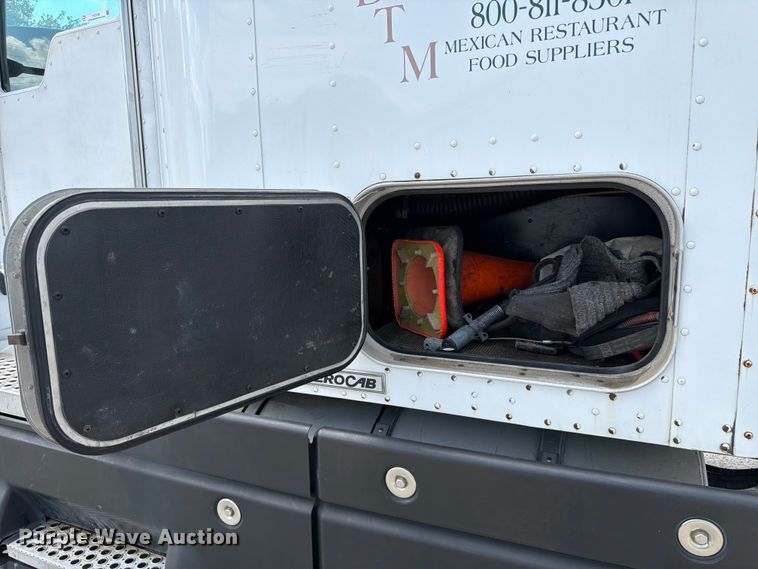 image for item FC3156 2004 Kenworth T600 semi truck