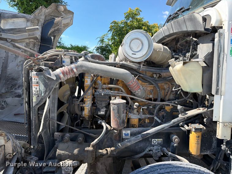 image for item FC3156 2004 Kenworth T600 semi truck
