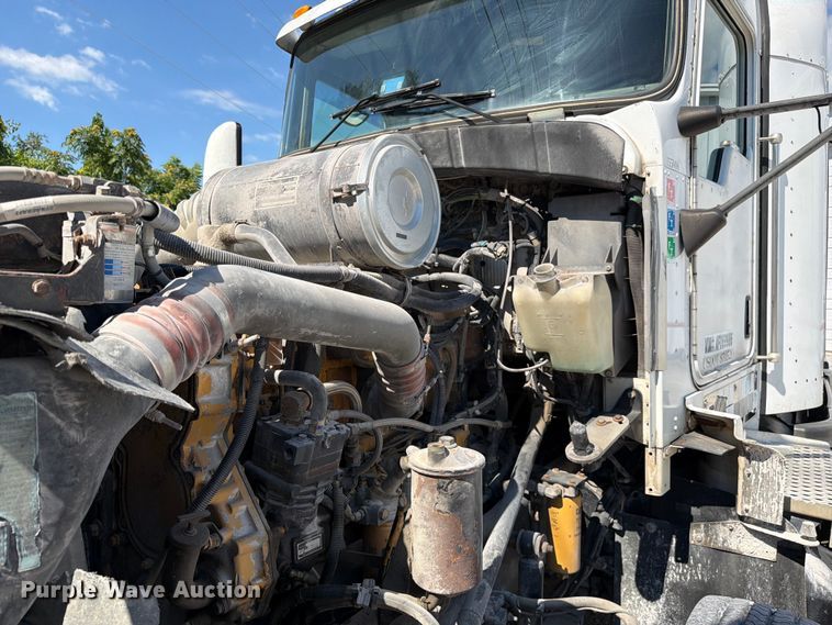 image for item FC3156 2004 Kenworth T600 semi truck
