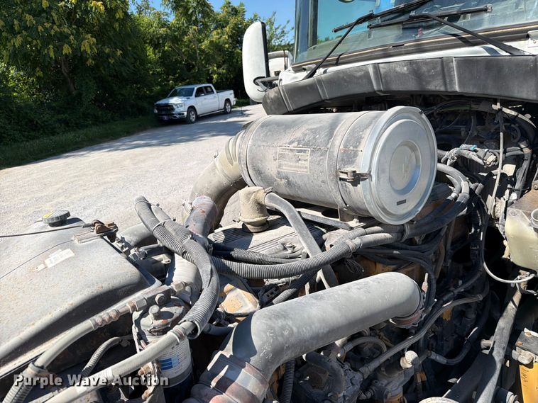 image for item FC3156 2004 Kenworth T600 semi truck