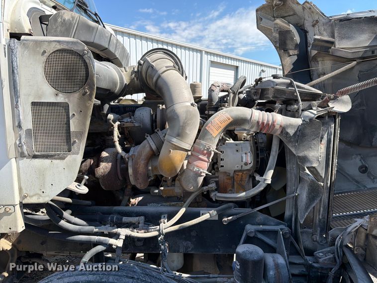 image for item FC3156 2004 Kenworth T600 semi truck