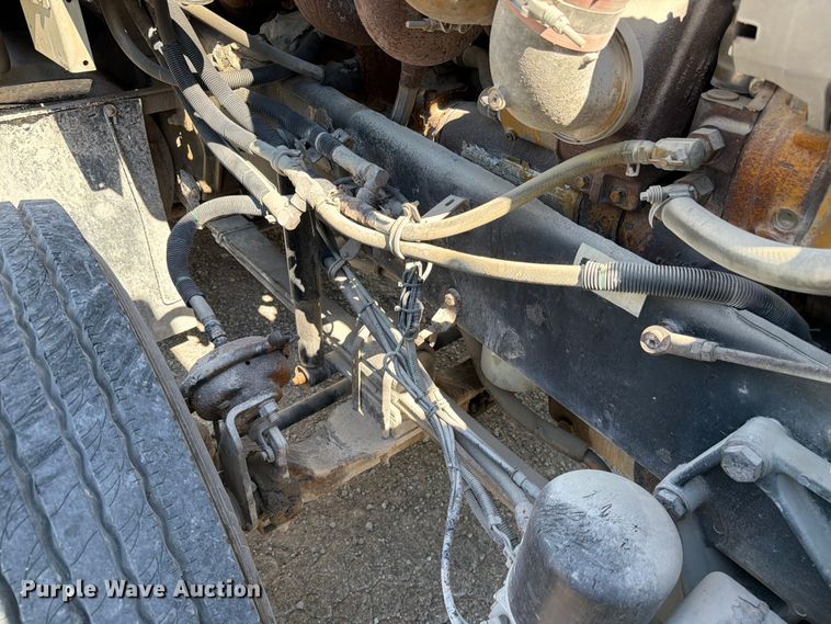 image for item FC3156 2004 Kenworth T600 semi truck