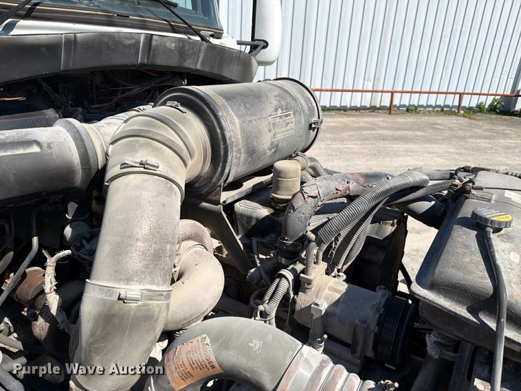 image for item FC3156 2004 Kenworth T600 semi truck