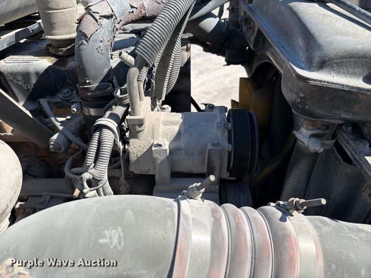 image for item FC3156 2004 Kenworth T600 semi truck