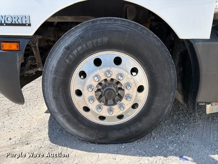 image for item FC3156 2004 Kenworth T600 semi truck