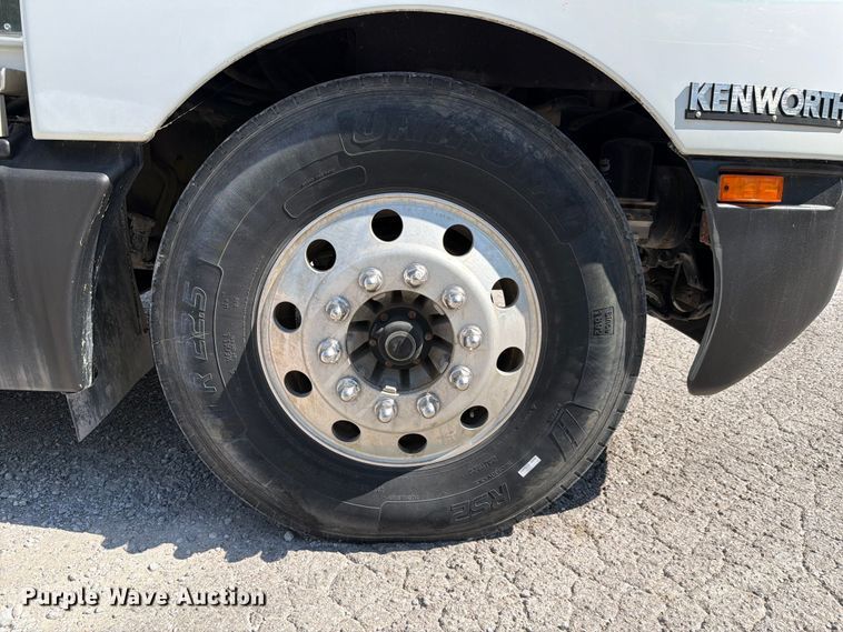image for item FC3156 2004 Kenworth T600 semi truck