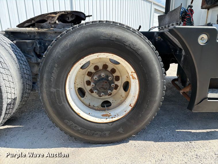 image for item FC3156 2004 Kenworth T600 semi truck