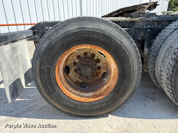image for item FC3156 2004 Kenworth T600 semi truck