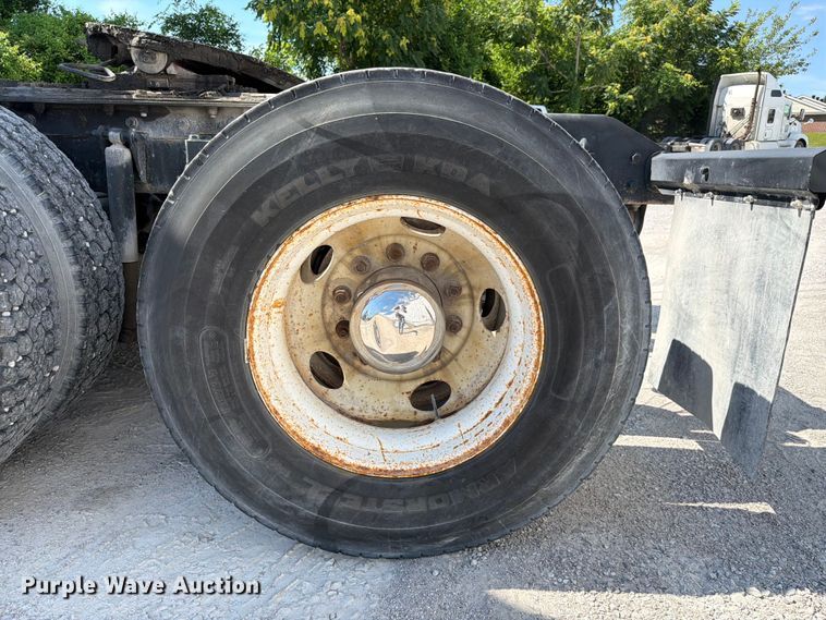 image for item FC3156 2004 Kenworth T600 semi truck