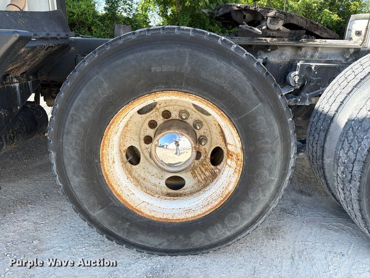 image for item FC3156 2004 Kenworth T600 semi truck