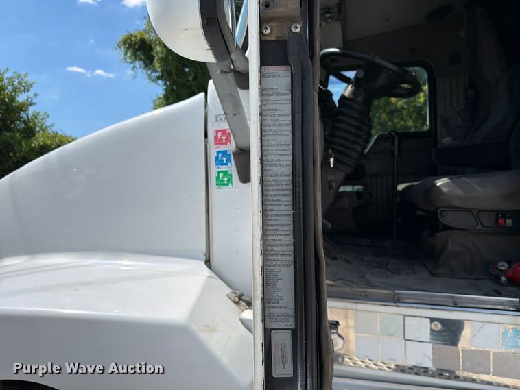 image for item FC3156 2004 Kenworth T600 semi truck