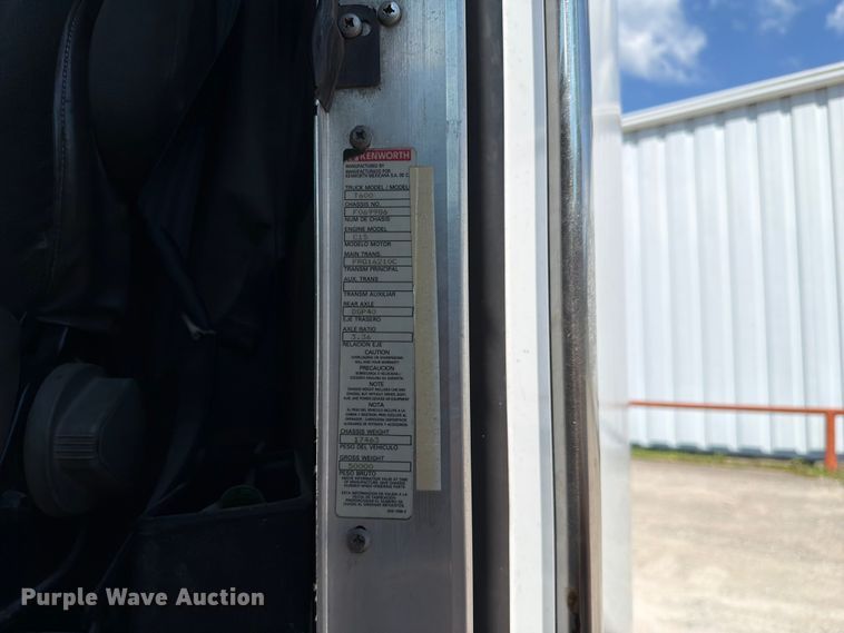 image for item FC3156 2004 Kenworth T600 semi truck