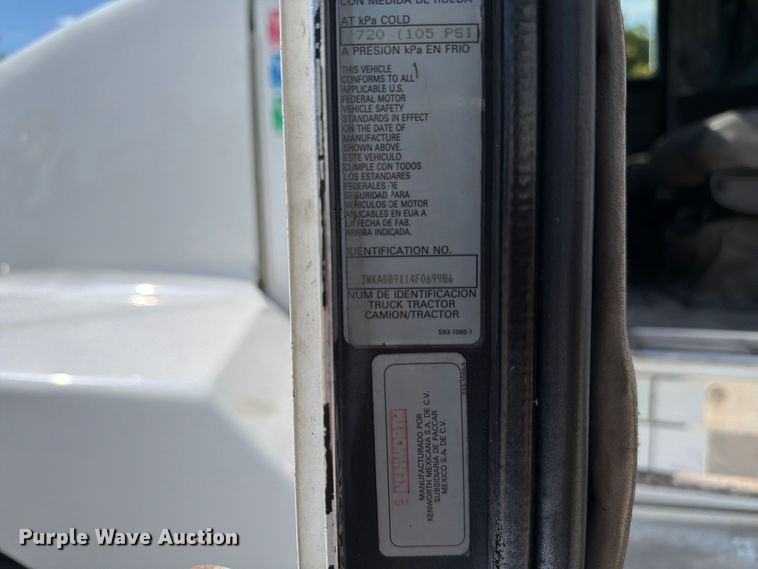 image for item FC3156 2004 Kenworth T600 semi truck
