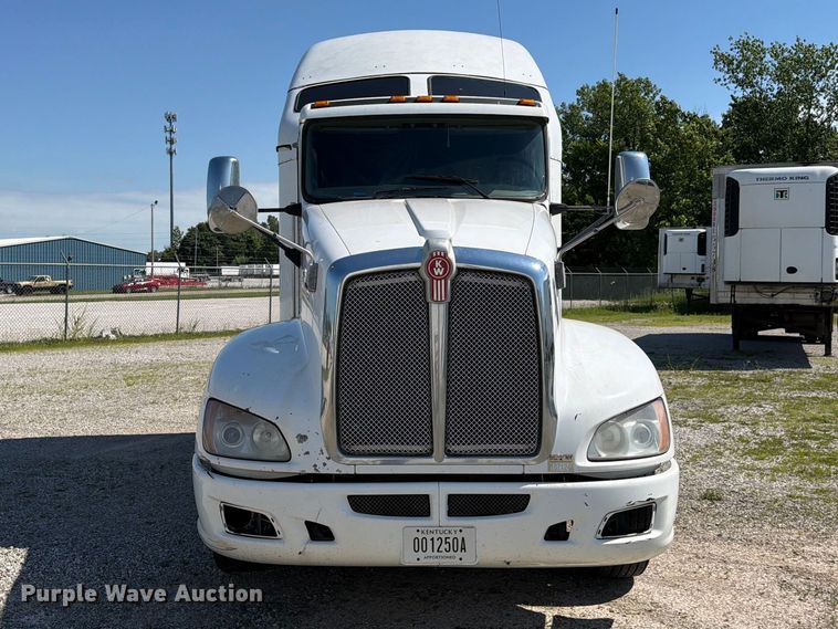 image for item FC3180 2012 Kenworth T660 semi truck