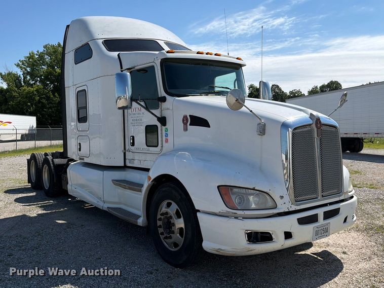 image for item FC3180 2012 Kenworth T660 semi truck