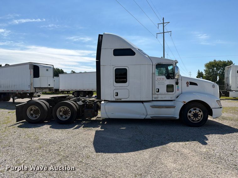 image for item FC3180 2012 Kenworth T660 semi truck