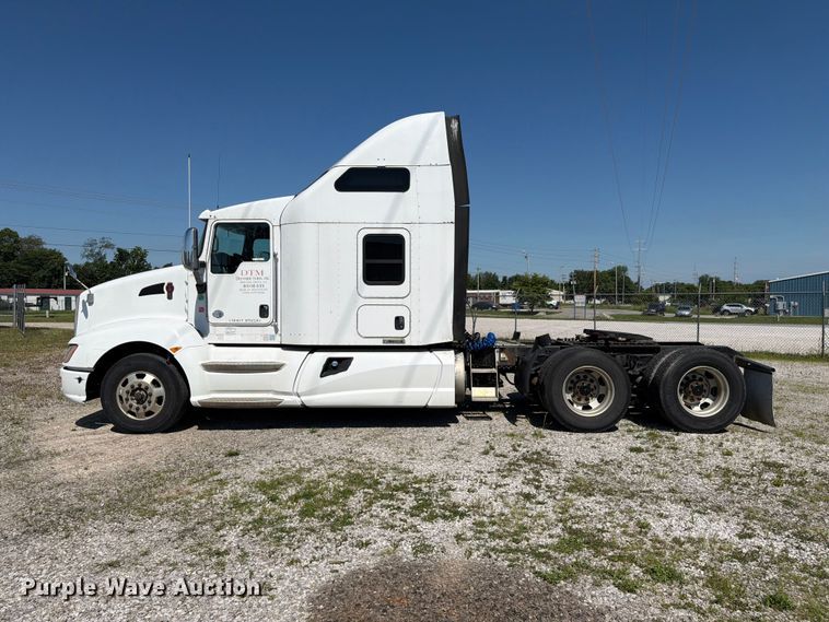 image for item FC3180 2012 Kenworth T660 semi truck