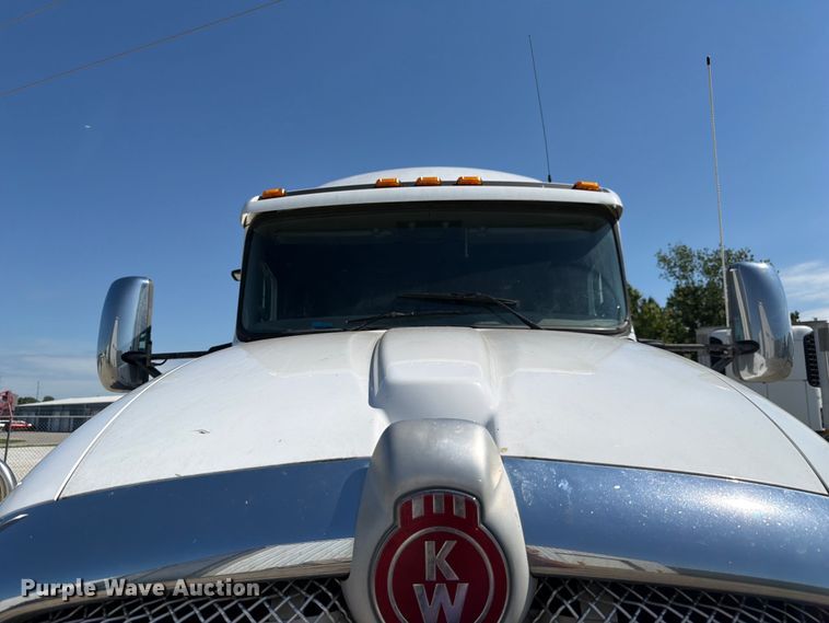 image for item FC3180 2012 Kenworth T660 semi truck