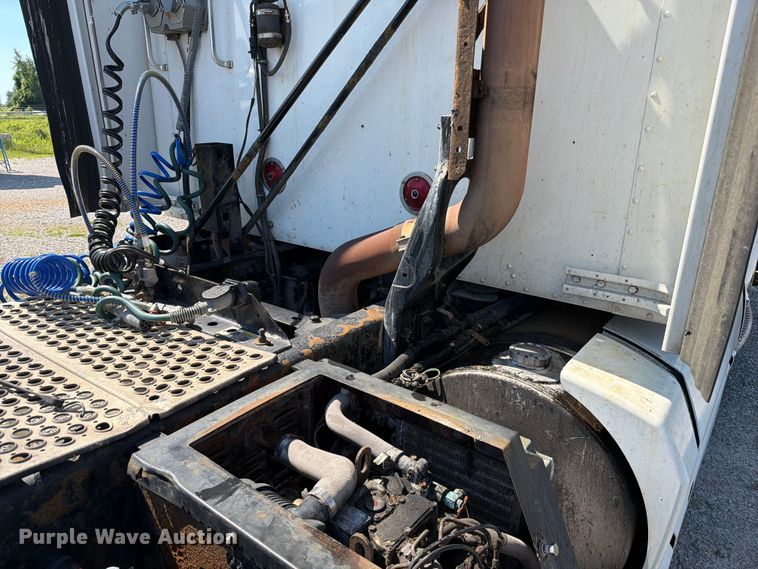 image for item FC3180 2012 Kenworth T660 semi truck
