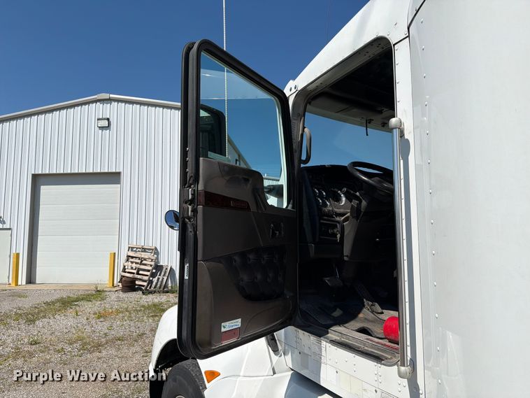 image for item FC3180 2012 Kenworth T660 semi truck