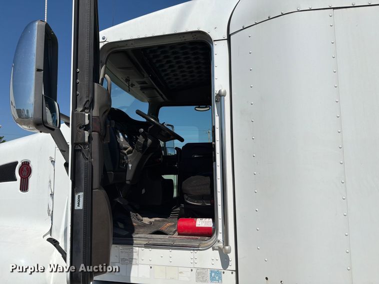 image for item FC3180 2012 Kenworth T660 semi truck
