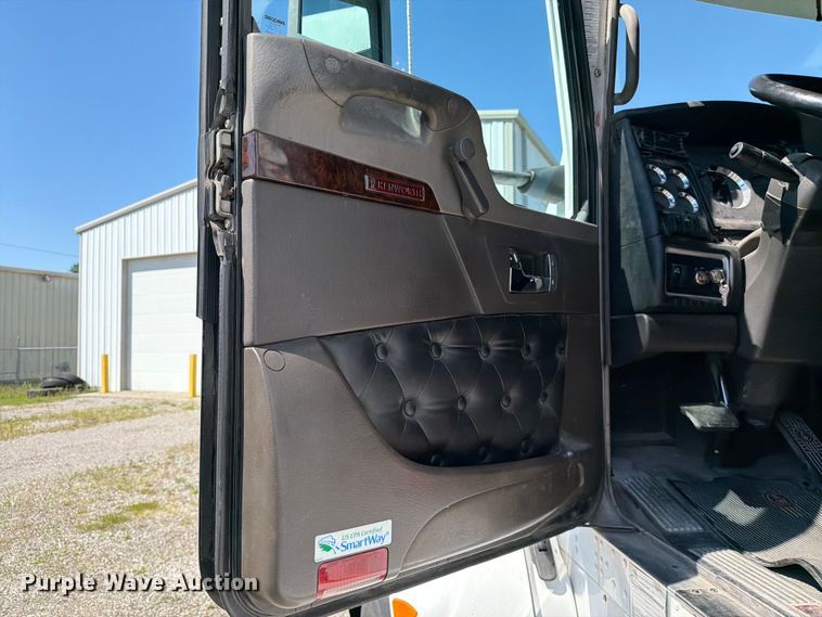 image for item FC3180 2012 Kenworth T660 semi truck