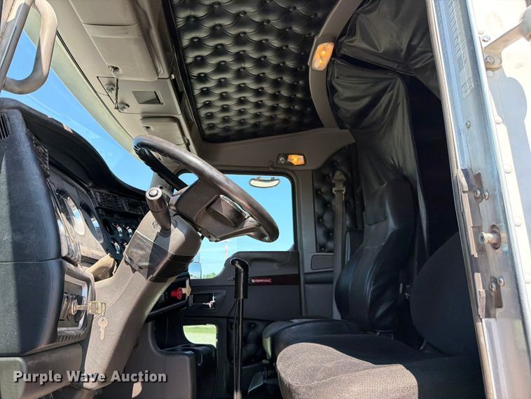 image for item FC3180 2012 Kenworth T660 semi truck