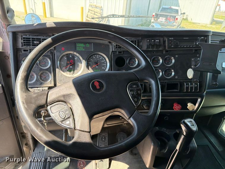 image for item FC3180 2012 Kenworth T660 semi truck